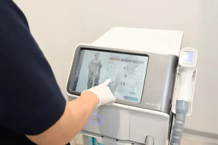 脱毛機を操作する女性
