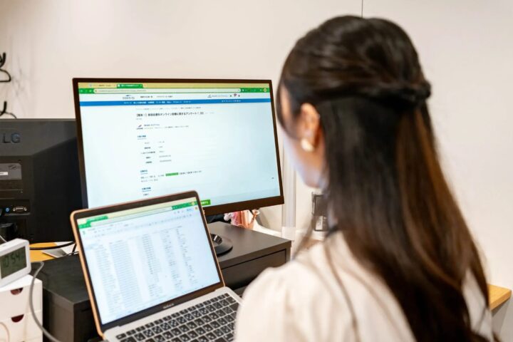 体験者による口コミレーティング評価の様子